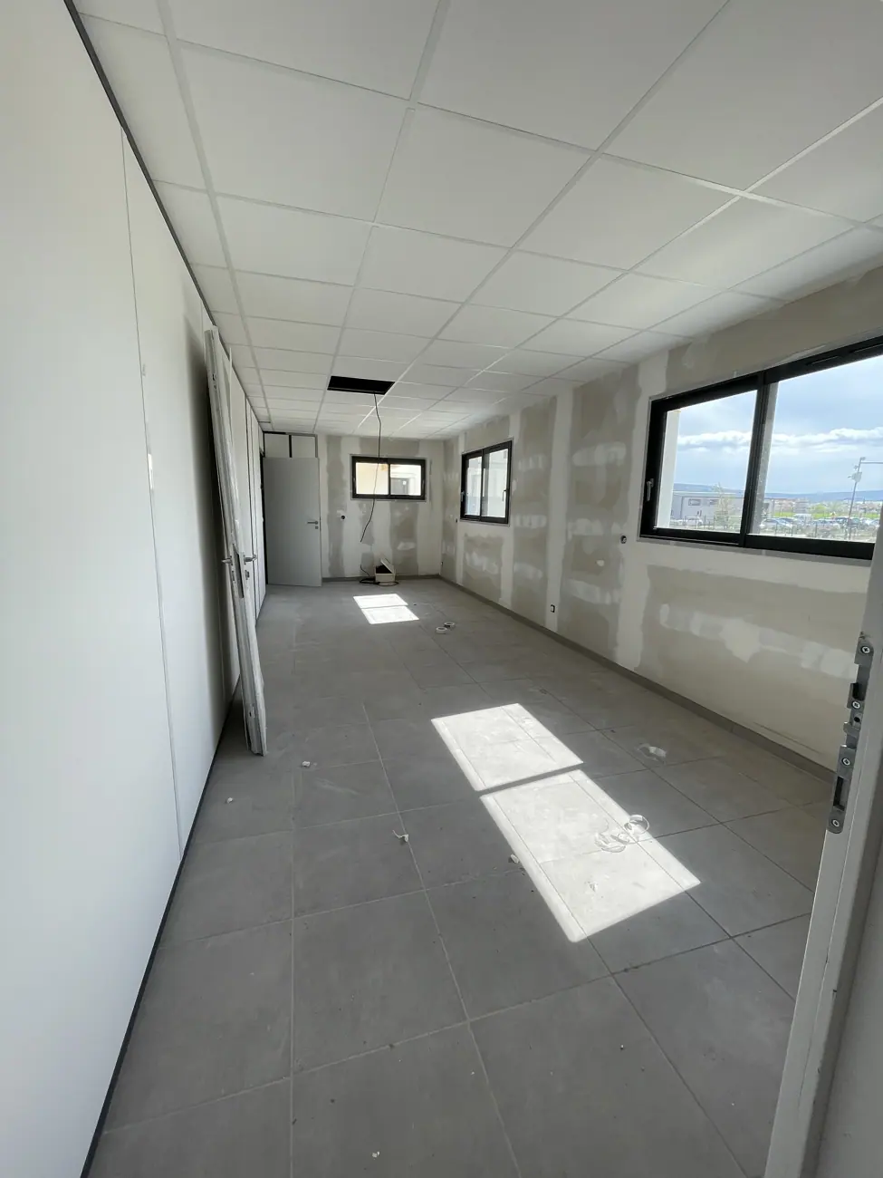 Couloir de bureaux avec finitions peintes