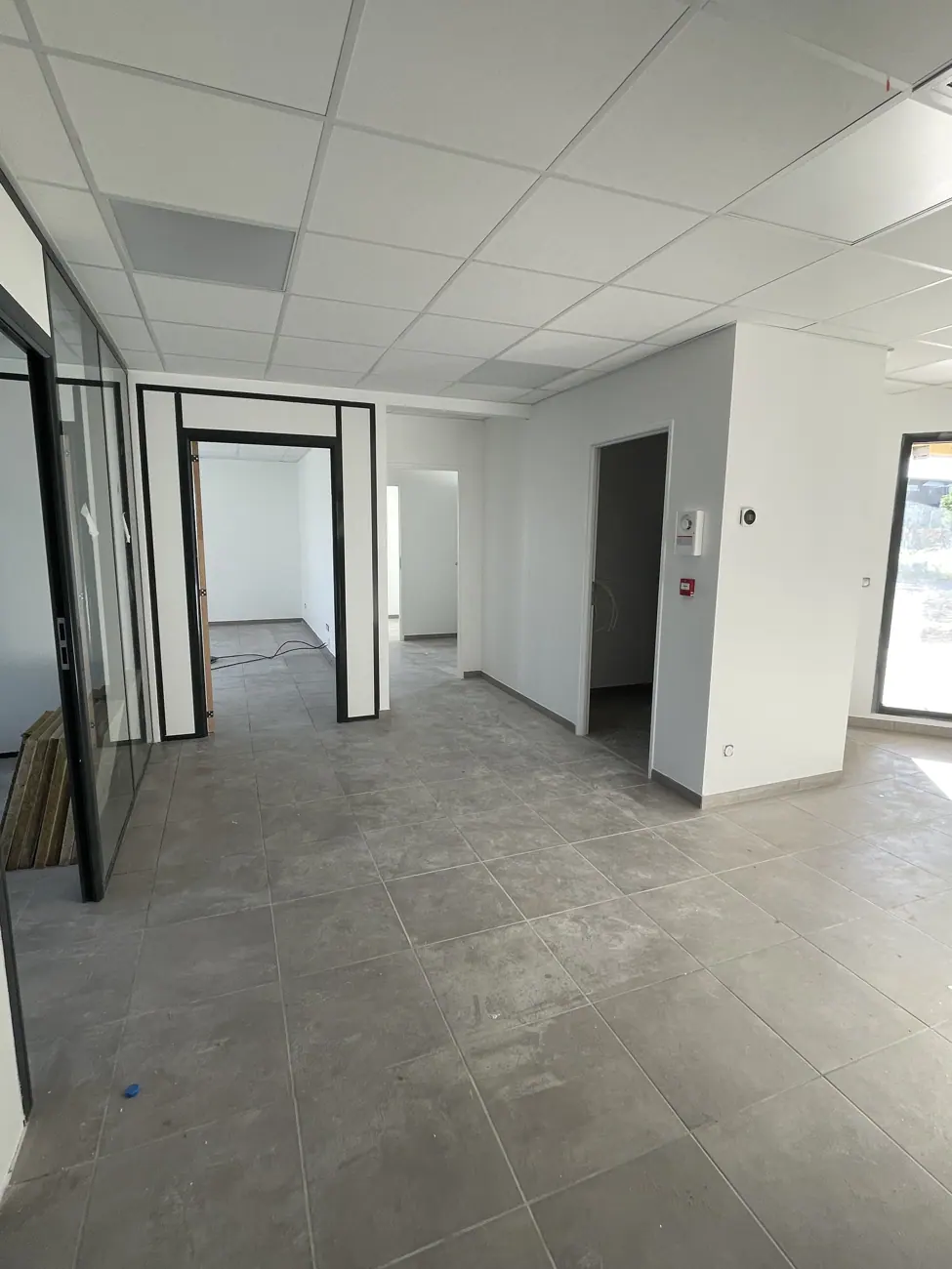 Espace de bureaux après préparation des supports