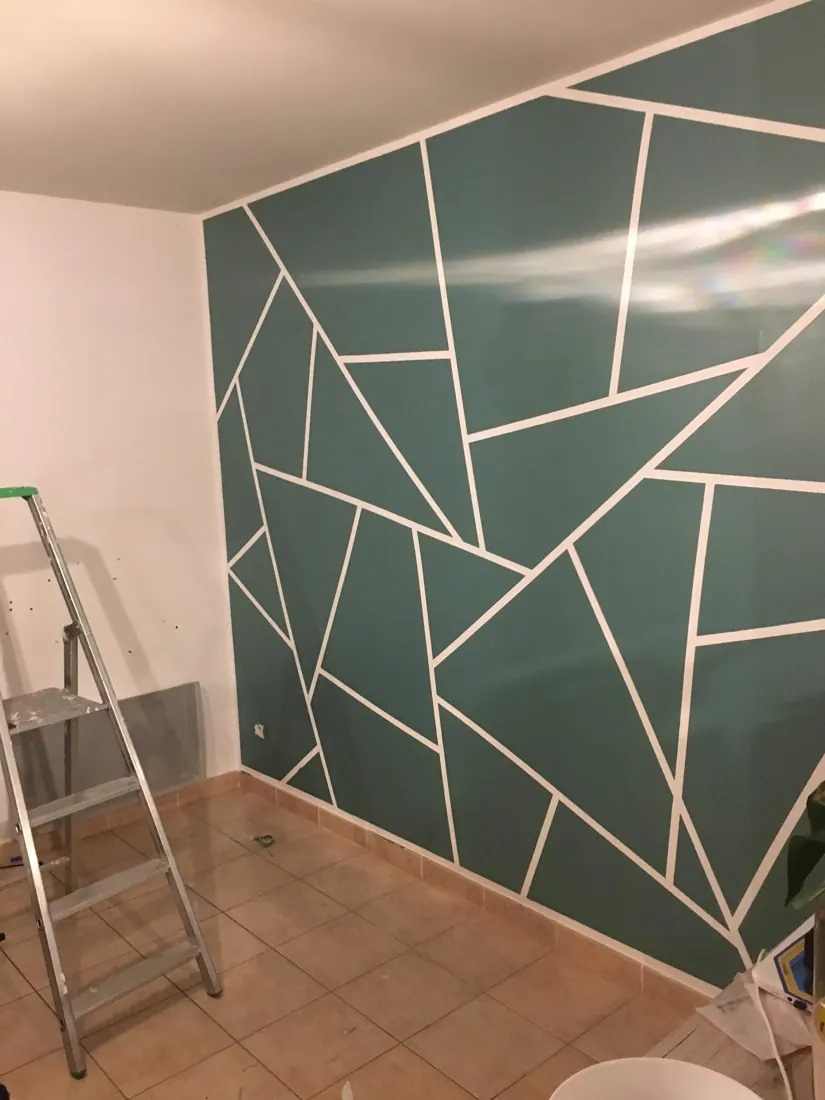 Peinture décorative avec motifs géométriques