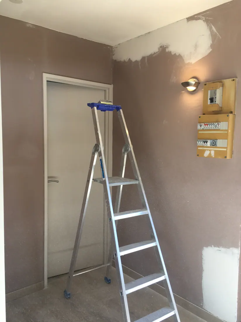Travaux de finition dans une pièce