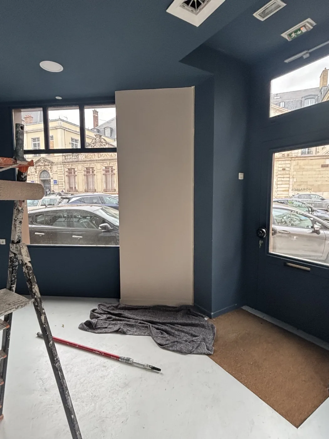 Travaux de peinture dans l’entrée d’un local commercial