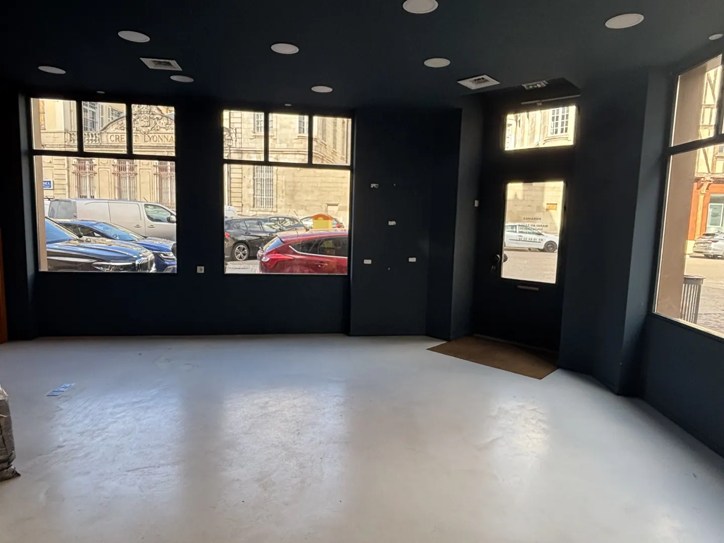Murs et plafond dans un espace commercial