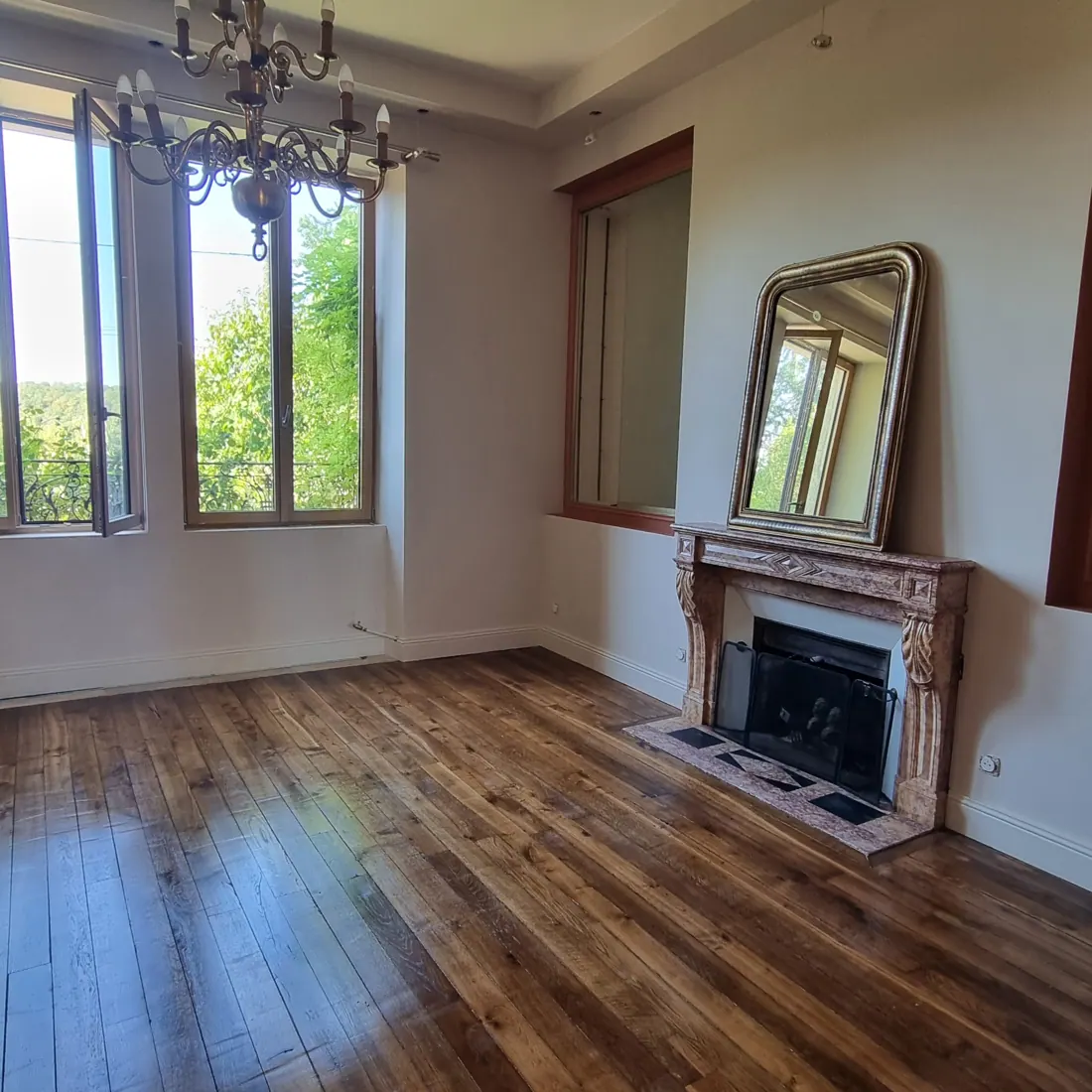Salon rénové, murs clairs et parquet bois, photographie de chantier MA DÉCO RÉNOVATION